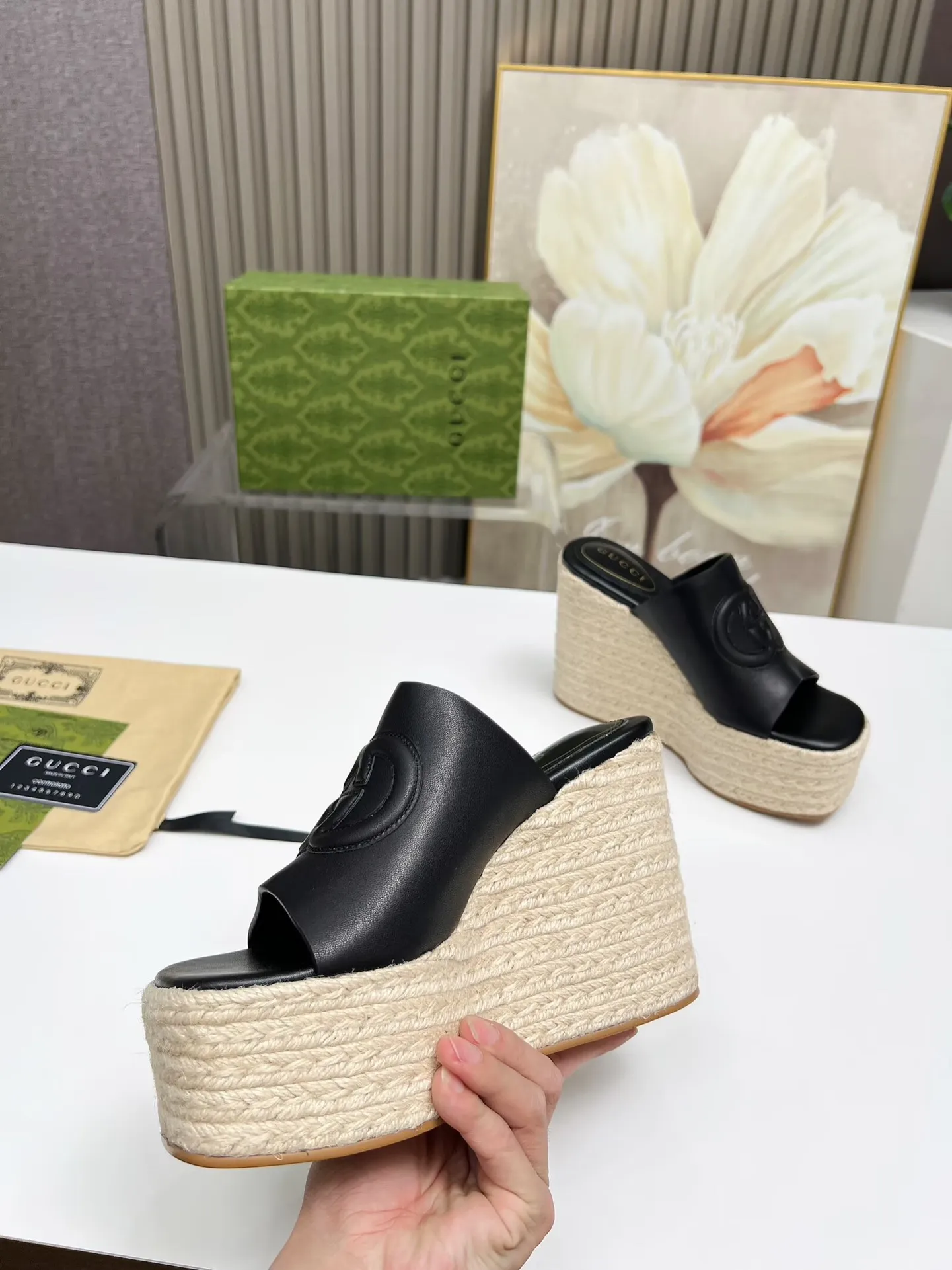 👟👟Ex-factory price 460👟👟 Gucci's new slippers, fashionable, high-end and full of personality✅ Very stable, comfortable and durable for daily use, convenient and unique for daily matching, a must-have classic for summer, the upper is made of GUCCI brand stitching Fabric: cowhide Lining/foot pad: sheepskin Water platform height: 11cm Color: black, white, brown Code number: 35-42 (41 and 42 need to be customized) Packaging: Comes with cloth bag and card.